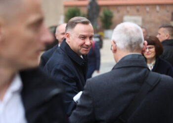 01.11.2022. Kraków. Prezydent RP Andrzej Duda w drodze do katedry na Wawelu w Krakowie. W krypcie pod Wieżą Srebrnych Dzwonów znajduje się sarkofag pary prezydenckiej Lecha i Marii Kaczyńskich / Fot. Łukasz Gągulski - PAP