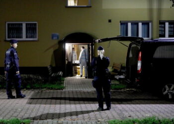 06.11.2022. Oświęcim. Karawan na miejscu zdarzenia, w nocy z 5 na 6 bm. Policja otrzymała powiadomienie o odnalezieniu zwłok 26-letniej kobiety w jej mieszkaniu w Oświęcimiu / Fot. Tomasz Wiktor - PAP