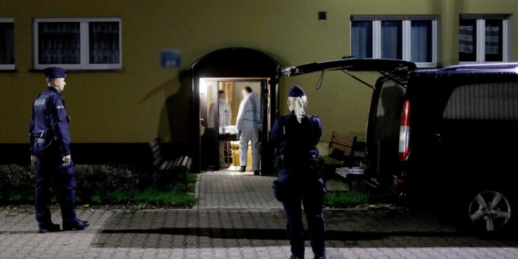 06.11.2022. Oświęcim. Karawan na miejscu zdarzenia, w nocy z 5 na 6 bm. Policja otrzymała powiadomienie o odnalezieniu zwłok 26-letniej kobiety w jej mieszkaniu w Oświęcimiu / Fot. Tomasz Wiktor - PAP
