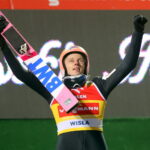 06.11.2022. Wisła, Dawid Kubacki został zwycięzcą zawodów Pucharu Świata w skokach narciarskich / Fot. Grzegorz Momot - PAP