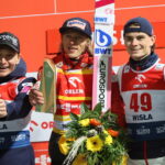 06.11.2022. Wisła. Skoczkowie narciarscy podczas dekoracji. Polak Dawid Kubacki (w środku) wygrał niedzielne zawody Pucharu Świata. Drugie miejsce zajął Słoweniec Anze Lanisek (z lewej), a trzeci był Norweg Marius Lindvik (z prawej) / Fot. Grzegorz Momot - PAP