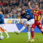 06.11.2022. Poznań. 16. kolejka PKO BP Ekstraklasy: Lech Poznań - Korona Kielce. Na zdjęciu (od lewej): Mikael Ishak i Piotr Malarczyk / Fot. Jakub Kaczmarczyk - PAP