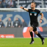 06.11.2022. Poznań. 16. kolejka PKO BP Ekstraklasy: Lech Poznań - Korona Kielce. Na zdjęciu: Bartosz Frankowski - sędzia główny / Fot. Jakub Kaczmarczyk - PAP