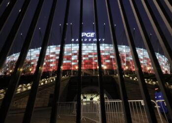 14.11.2022. Warszawa. Zamknięty PGE Narodowy. Podczas standardowego przeglądu technicznego konstrukcji stalowej dachu PGE Narodowego ujawniono wadę jednego z elementów konstrukcji stalowo-linowej. W związku z rekomendacją konstruktorów i ekspertów zarząd obiektu zdecydował o wstrzymaniu działalności stadionu / Fot. Leszek Szymański - PAP