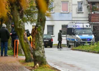 16.11.2022. Przewodów. Policja na terenie miejscowości Przewodów. We wtorek po godz. 15 na terenie leżącego niedaleko od granicy z Ukrainą Przewodowa spadł pocisk; w wyniku eksplozji śmierć poniosło dwóch obywateli Polski / Fot. Wojtek Jargiło - PAP