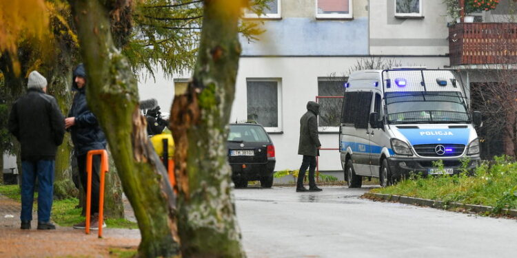 16.11.2022. Przewodów. Policja na terenie miejscowości Przewodów. We wtorek po godz. 15 na terenie leżącego niedaleko od granicy z Ukrainą Przewodowa spadł pocisk; w wyniku eksplozji śmierć poniosło dwóch obywateli Polski / Fot. Wojtek Jargiło - PAP