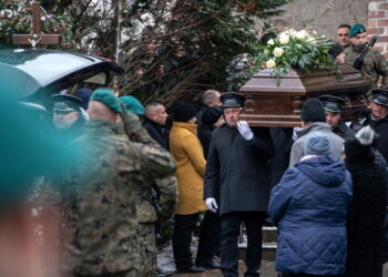 19.11.2022. Przewodów. Uroczystości pogrzebowe 60-letniego Bogusława W. Mężczyzna zginął w Przewodowie podczas pracy w suszarni zboża. W gospodarstwo uderzyła rakieta / Fot. Wojtek Jargiło - PAP