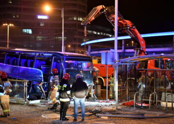 20.11.2022. Wrocław. Miejsce wypadku na pl. Grunwaldzkim. Autokar po zderzeniu z samochodem osobowym wypadł z ronda, przebił bariery zabezpieczające i wjechał do przejścia podziemnego. Kierowca autokaru zginął na miejscu / Fot. Maciej Kulczyński - PAP