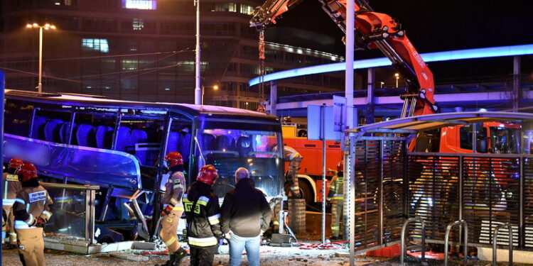 20.11.2022. Wrocław. Miejsce wypadku na pl. Grunwaldzkim. Autokar po zderzeniu z samochodem osobowym wypadł z ronda, przebił bariery zabezpieczające i wjechał do przejścia podziemnego. Kierowca autokaru zginął na miejscu / Fot. Maciej Kulczyński - PAP