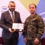 03.11.2022. Skarżysko-Kamienna. Podpisanie umowy. Na zdjęciu (od lewej): Jarosław Kwasek - Prezes Zarządu PGE Dystrybucja S. A., płk Piotr Hałys - dowódca 10. Świętokrzyskiej Brygady Obrony Terytorialnej. / Fot. ŚBOT