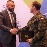 03.11.2022. Skarżysko-Kamienna. Podpisanie umowy. Na zdjęciu (od lewej): Jarosław Kwasek - Prezes Zarządu PGE Dystrybucja S. A., płk Piotr Hałys - dowódca 10. Świętokrzyskiej Brygady Obrony Terytorialnej. / Fot. ŚBOT