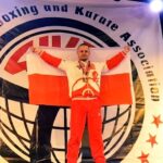 Mł. asp. Maciej Sikoński z Komisariatu III Policji w Kielcach wywalczył tytuł Mistrza Świata federacji WKA, w pokazach posługiwania się bronią białą / Fot. świętokrzyska policja