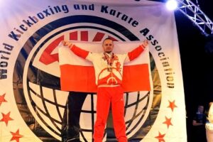 Mł. asp. Maciej Sikoński z Komisariatu III Policji w Kielcach wywalczył tytuł Mistrza Świata federacji WKA, w pokazach posługiwania się bronią białą / Fot. świętokrzyska policja