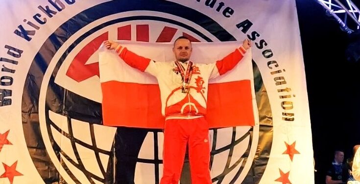 Mł. asp. Maciej Sikoński z Komisariatu III Policji w Kielcach wywalczył tytuł Mistrza Świata federacji WKA, w pokazach posługiwania się bronią białą / Fot. świętokrzyska policja