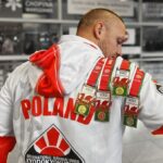 Mł. asp. Maciej Sikoński z Komisariatu III Policji w Kielcach wywalczył tytuł Mistrza Świata federacji WKA, w pokazach posługiwania się bronią białą / Fot. świętokrzyska policja