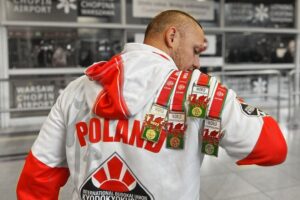 Mł. asp. Maciej Sikoński z Komisariatu III Policji w Kielcach wywalczył tytuł Mistrza Świata federacji WKA, w pokazach posługiwania się bronią białą / Fot. świętokrzyska policja