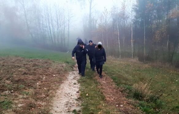 Po całonocnych działaniach, o godzinie 6.30 kobieta została odnaleziona przez policjantów / Fot. świętokrzyska policja