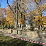 05.11.2022. Sandomierz. Prace w wojskowej części cmentarza katedralnego / Fot. Grażyna Szlęzak - Radio Kielce