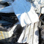 Na zdjęciu: nielegalne składowisko chemikaliów, w pobliżu szpitala MSWiA / Fot. Wojewódzki Inspektorat Ochrony Środowiska w Kielcach