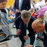 07.11.2022. Chmielnik. Otwarcie pracowni kulinarnej i technicznej w Szkole Podstawowej im. Stefana Żeromskiego. Na zdjęciu (z lewej): senator Krzysztof Słoń i Piotr Wawrzyk - wiceminister spraw zagranicznych / Fot. Bartosz Bogucki - Radio Kielce