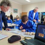 07.11.2022. Chmielnik. Otwarcie pracowni kulinarnej i technicznej w Szkole Podstawowej im. Stefana Żeromskiego. Na zdjęciu (z lewej): senator Krzysztof Słoń / Fot. Bartosz Bogucki - Radio Kielce