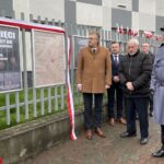 10.11.2022. Końskie. Odsłonięcie wystawy upamiętniającej odbicie więzienia, które miało miejsce w nocy z 2 na 3 listopada 1942 roku. Na zdjęciu (od lewej): Grzegorz Piec - starosta konecki, Andrzej Kosma - prezes Światowego Związku Żołnierzy Armii Krajowej - okręg konecki, nadkom. Zbigniew Popczyk - Pierwszy Zastępca Komendanta Powiatowego w Końskich / Fot. Magdalena Galas-Klusek - Radio Kielce