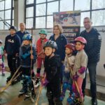 05.11.2022. Kielce. Na zdjęciu: Anna Krupka - wiceminister sportu i turystyki wraz z podopiecznymi Narciarskiego Uczniowskiego Klubu Sportowego "Kielce 28" / Fot. Ewelina Walczak - Radio Kielce