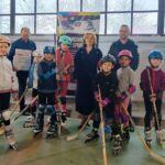 05.11.2022. Kielce. Na zdjęciu: Anna Krupka - wiceminister sportu i turystyki wraz z podopiecznymi Narciarskiego Uczniowskiego Klubu Sportowego "Kielce 28" / Fot. Ewelina Walczak - Radio Kielce