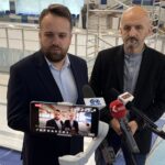 19.11.2022. Starachowice, Kryta pływalnia w trakcie remontu. Na zdjęciu (od lewej): Marek Materek - prezydent Starachowic, Krzysztof Szczygieł - dyrektor MOSiR / Fot. Anna Głąb - Radio Kielce