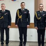 30.11.2022. Skarżysko-Kamienna. Zmiana na stanowisku komendanta PSP. Na zdjęciu (od lewej): st. bryg. Marcin Machowski, nadbryg. Krzysztof Ciosek, mł. bryg. Marcin Jasiński / Fot. Anna Głąb - Radio Kielce