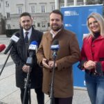 09.11.2022. Kielce. Konferencja Marka Materka. Na zdjęciu (od lewej): Dariusz Kisiel - radny Rady Miasta Kielce, Marek Materek - prezydent Starachowic, Joanna Winiarska - wiceprzewodnicząca Rady Miasta Kielce / Fot. Iwona Murawska- Radio Kielce