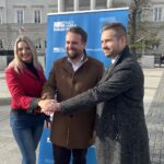 09.11.2022. Kielce. Konferencja Marka Materka. Na zdjęciu (od lewej): Joanna Winiarska - wiceprzewodnicząca Rady Miasta Kielce, Marek Materek - prezydent Starachowic i Dariusz Kisiel - radny Rady Miasta Kielce / Fot. Iwona Murawska- Radio Kielce