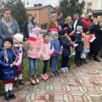 07.11.2022. Klimontów. Uroczyste podniesienie na maszt flagi państwowej / Fot. Grażyna Szlęzak - Radio Kielce