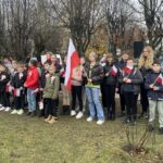 07.11.2022. Klimontów. Uroczyste podniesienie na maszt flagi państwowej / Fot. Grażyna Szlęzak - Radio Kielce