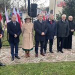 07.11.2022. Klimontów. Uroczyste podniesienie na maszt flagi państwowej. Na zdjęciu (od lewej): Marek Goździewski - burmistrz Klimontowa, Adam Andruszkiewicz - sekretarz stanu w Kancelarii Prezesa Rady Ministrów, poseł Agata Wojtyszek - pełnomocnik PiS w północnej części woj. świętokrzyskiego, poseł Marek Kwitek, senator Jarosław Rusiecki, ks. Henryk Henzel, Robert Orłowski - przewodniczący rady miasta w Klimontowie / Fot. Grażyna Szlęzak - Radio Kielce