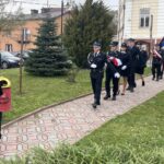 07.11.2022. Klimontów. Uroczyste podniesienie na maszt flagi państwowej / Fot. Grażyna Szlęzak - Radio Kielce