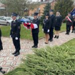 07.11.2022. Klimontów. Uroczyste podniesienie na maszt flagi państwowej / Fot. Grażyna Szlęzak - Radio Kielce