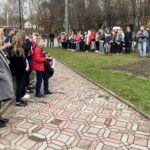 07.11.2022. Klimontów. Uroczyste podniesienie na maszt flagi państwowej / Fot. Grażyna Szlęzak - Radio Kielce