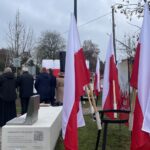 07.11.2022. Klimontów. Uroczyste podniesienie na maszt flagi państwowej / Fot. Grażyna Szlęzak - Radio Kielce