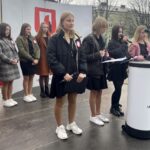 07.11.2022. Klimontów. Uroczyste podniesienie na maszt flagi państwowej / Fot. Grażyna Szlęzak - Radio Kielce