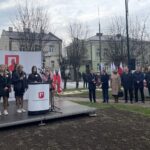 07.11.2022. Klimontów. Uroczyste podniesienie na maszt flagi państwowej / Fot. Grażyna Szlęzak - Radio Kielce