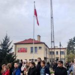 07.11.2022. Klimontów. Uroczyste podniesienie na maszt flagi państwowej / Fot. Grażyna Szlęzak - Radio Kielce