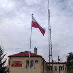 07.11.2022. Klimontów. Uroczyste podniesienie na maszt flagi państwowej / Fot. Grażyna Szlęzak - Radio Kielce