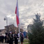 07.11.2022. Klimontów. Uroczyste podniesienie na maszt flagi państwowej / Fot. Grażyna Szlęzak - Radio Kielce