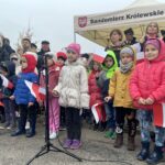 10.11.2022. Sandomierz. Patriotyczna instalacja stanęła na rondzie w prawobrzeżnej części miasta / Fot. Grażyna Szlęzak - Radio Kielce