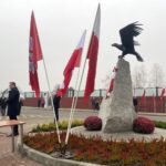 10.11.2022. Sandomierz. Patriotyczna instalacja stanęła na rondzie w prawobrzeżnej części miasta / Fot. Grażyna Szlęzak - Radio Kielce