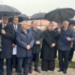 10.11.2022. Sandomierz. Patriotyczna instalacja stanęła na rondzie w prawobrzeżnej części miasta. Na zdjęciu (od lewej): Aneta Przyłucka - sekretarz miasta, Marcin Marzec - burmistrz Sandomierza, Piotr Chojnacki - wiceprzewodniczący Rady Miasta, senator Jarosław Rusiecki, poseł Marek Kwitek, Krzysztof Nitkiewicz - biskup sandomierski, Marek Jońca - członek zarządu województwa świętokrzyskiego / Fot. Grażyna Szlęzak - Radio Kielce