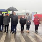 10.11.2022. Sandomierz. Patriotyczna instalacja stanęła na rondzie w prawobrzeżnej części miasta. Na zdjęciu (trzeci z lewej): Marcin Piwnik - starosta sandomierski, Ryszard Nagórny - członek zarządu powiatu sandomierskiego, Paweł Niedźwiedź - wicestarosta sandomierski, Tomasz Huk - przewodniczący Rady Powiatu Sandomierskiego, Grażyna Szklarska - członek zarządu powiatu, Anna Floras - Starostwo Powiatowe w Sandomierzu / Fot. Grażyna Szlęzak - Radio Kielce