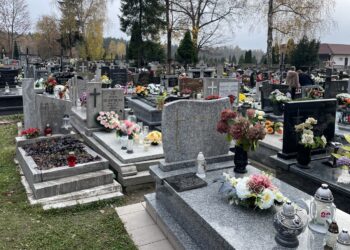 01.11.2022. Starachowice. Wszystkich Świętych. Cmentarz przy ul. Radomskiej / Fot. Anna Głąb - Radio Kielce