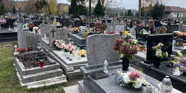 1 listopada w Kościele katolickim przypada uroczystość Wszystkich Świętych - Radio Kielce 01.11.2022. Starachowice. Wszystkich Świętych. Cmentarz przy ul. Radomskiej / Fot. Anna Głąb - Radio Kielce